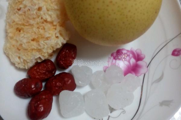 冰糖银耳雪梨汤的做法图解1
