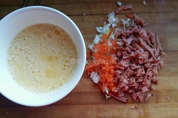 胡萝卜鸡蛋火腿炒饭的做法图解1