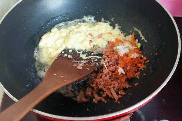 胡萝卜鸡蛋火腿炒饭的做法图解3