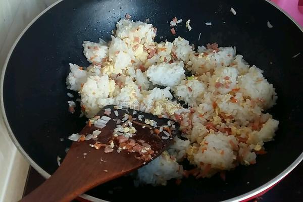 胡萝卜鸡蛋火腿炒饭的做法图解4