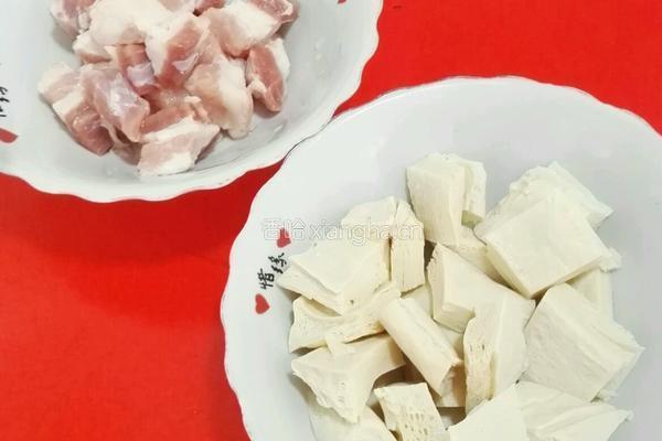 学做东北菜猪肉炖冻豆腐酸菜的做法图解1