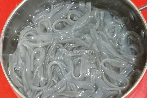 学做东北菜猪肉炖冻豆腐酸菜的做法图解6