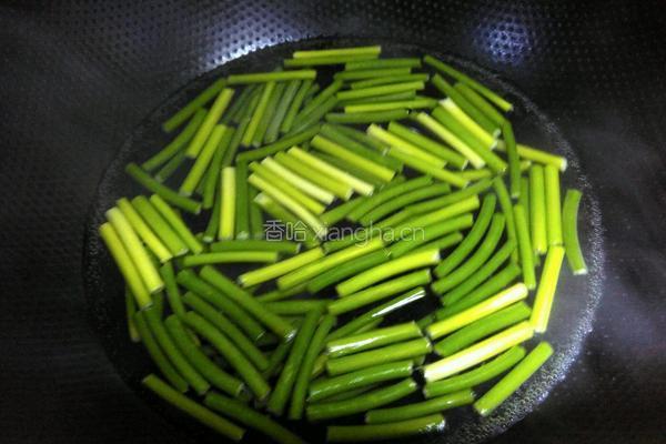 蒜苗炒肉片的做法图解2