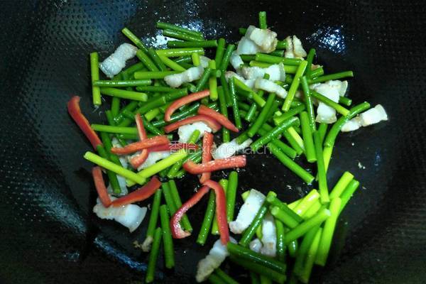 蒜苗炒肉片的做法图解4