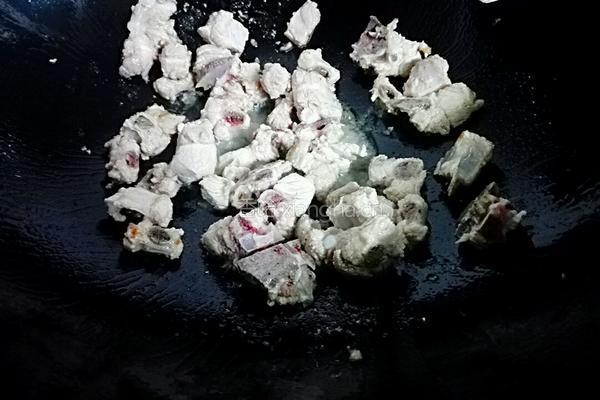 香菇胡萝卜炒排骨的做法图解4