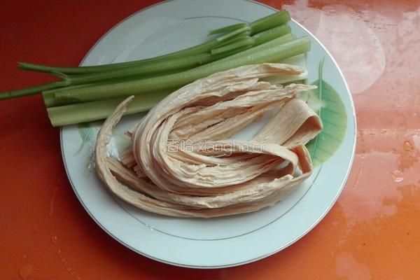 芹菜拌腐竹的做法图解1