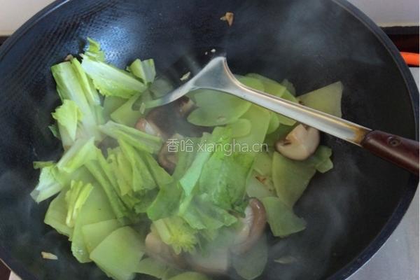 香菇炒莴笋的做法图解4