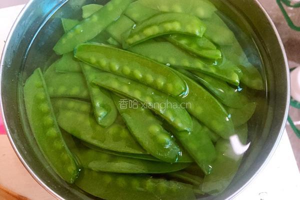 荷兰豆炒香肠的做法图解3