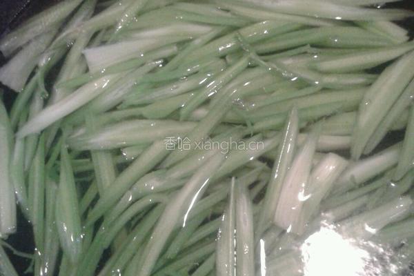 芹菜炒粉的做法图解2