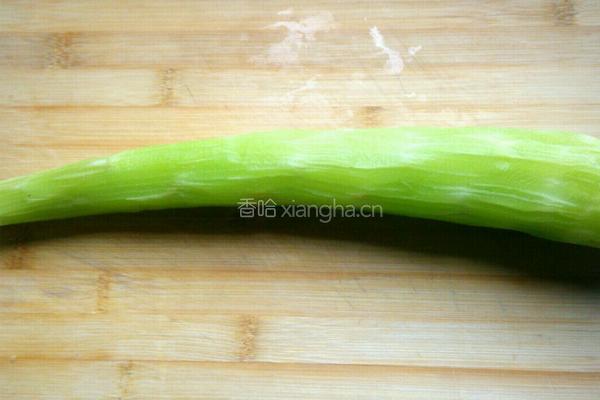 凉拌莴笋丝的做法图解1