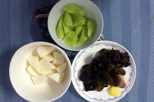 黑木耳莴笋炒山药的做法图解3