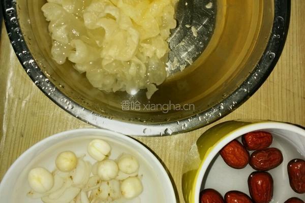 红枣银耳莲子羹的做法图解1