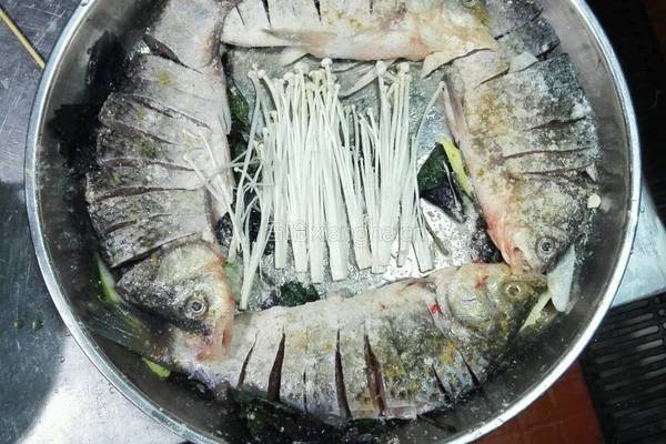 双剁椒开胃鲫鱼的做法图解3