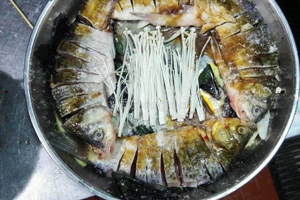 双剁椒开胃鲫鱼的做法图解4