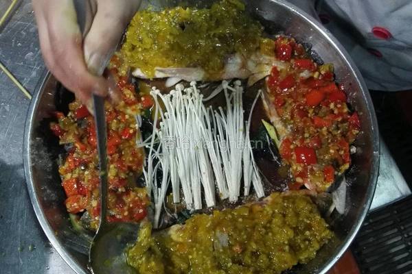 双剁椒开胃鲫鱼的做法图解5