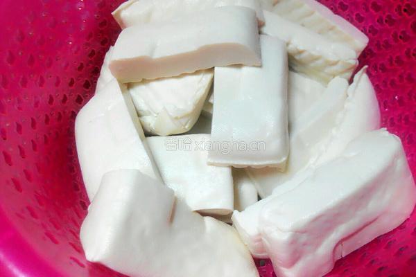 番茄豆腐焖的做法图解1
