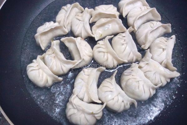 煎饺的做法图解4