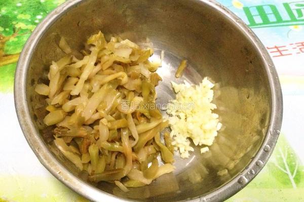 黄金蛋炒榨菜丝的做法图解2