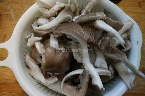 家常蘑菇炒鸡蛋的做法图解1