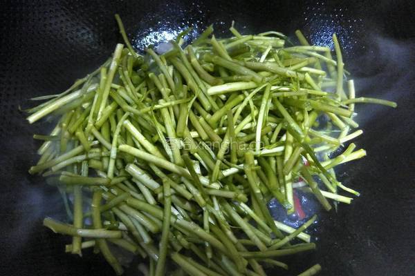 芦蒿炒咸肉丝的做法图解4