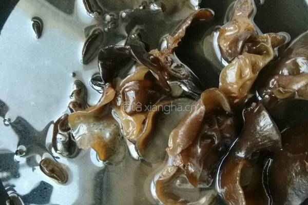核桃木耳炒肉片的做法图解1