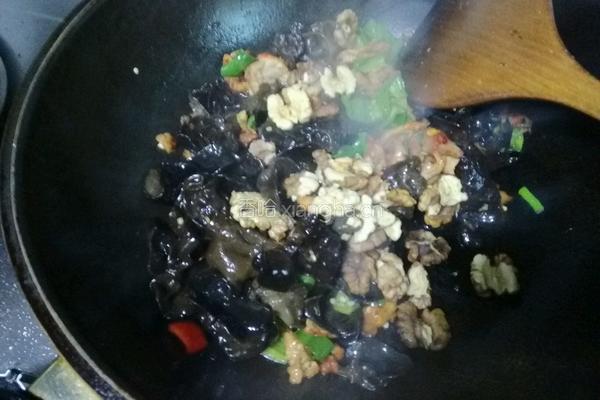 核桃木耳炒肉片的做法图解10