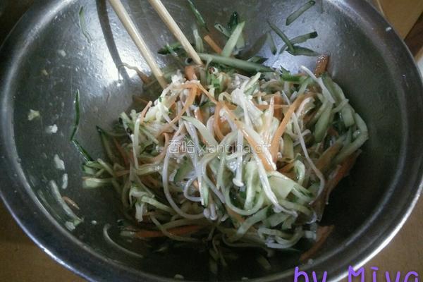 炝拌黄瓜金针菇的做法图解4
