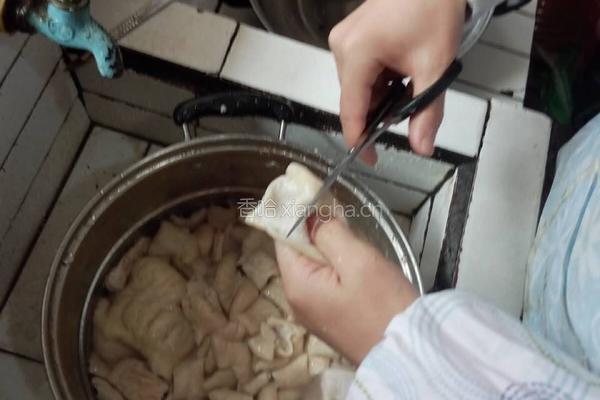 肥肠煲-肥肠海带汤-养生的做法图解1