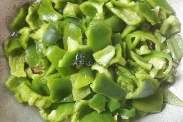 青椒炒冬瓜过年的时候吃太多肉，来一道这样清淡的菜，解解油腻，很不错的。的做法图解3