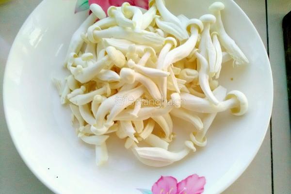 耗油双椒白玉菇的做法图解2