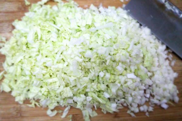 白菜剩扣肉包子的做法图解1