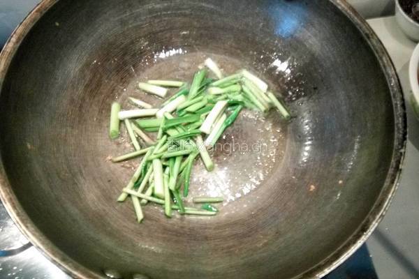 大蒜炒蛋的做法图解4
