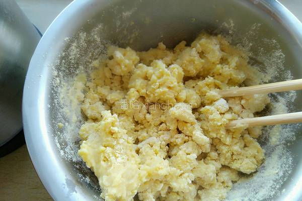 玉米面豆沙饼的做法图解2