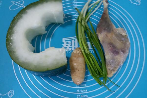 腊鸭腿蒸冬瓜的做法图解1