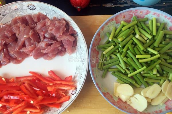 蒜苗炒肉的做法图解1