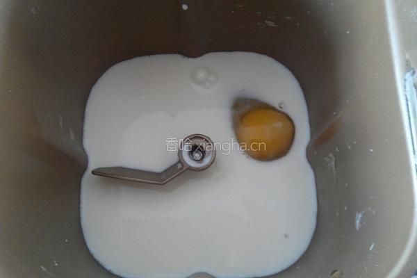 豆沙面包花的做法图解2