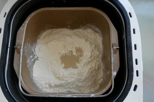 豆沙面包花的做法图解3