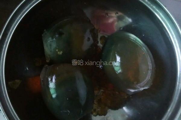尖椒皮蛋的做法图解1