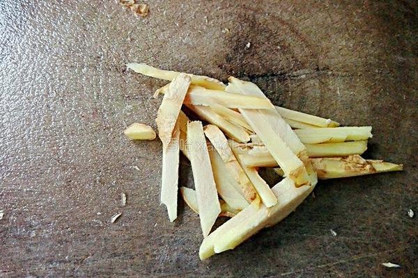 金针菇鲫鱼汤的做法图解3