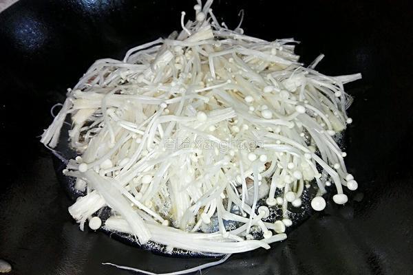 金针菇鲫鱼汤的做法图解7