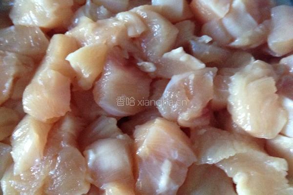 火龙果炒鸡丁的做法图解1