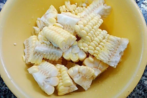胡萝卜玉米焖排骨的做法图解1