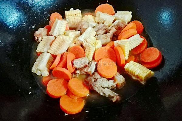 胡萝卜玉米焖排骨的做法图解7