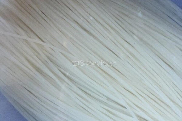 酸豆角米粉的做法图解2