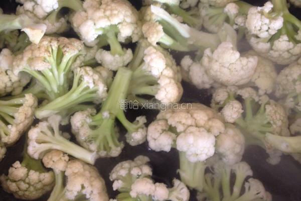 腊肉炒菜花的做法图解3