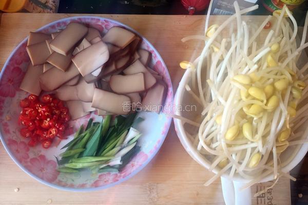 鸡蛋干炒黄豆芽的做法图解1