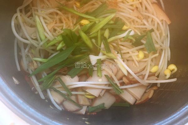 鸡蛋干炒黄豆芽的做法图解3
