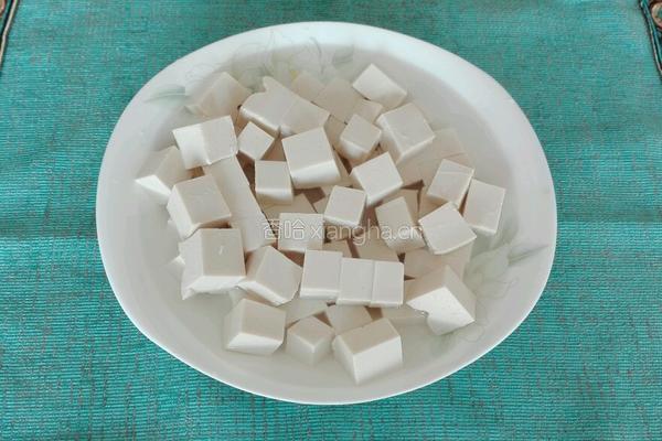 杏鲍菇烩豆腐的做法图解2
