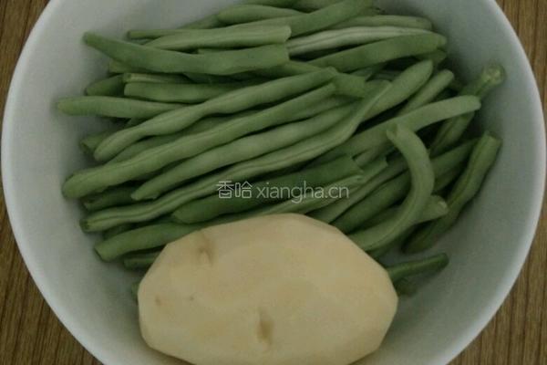 特制排骨炖豆角土豆的做法图解1