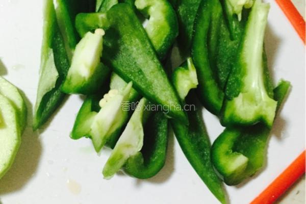 沙茶牛肉爆青椒的做法图解1